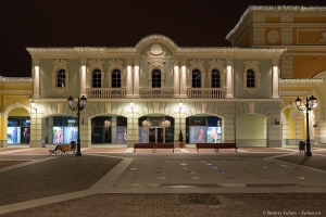 Фотосъемка здания к котором расположен магазин HUGO BOSS. Фотограф недвижимости, архитектуры и интерьеров Дмитрий Фуфаев.