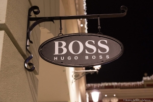 Вывеска магазина HUGO BOSS. Фотограф недвижимости, архитектуры и интерьеров Дмитрий Фуфаев.