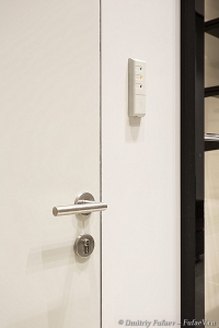 Фотосъемка дверей. Фрагмент белой двери в магазине. Фотограф Дмитрий Фуфаев.