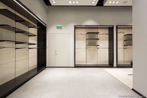 Фотосъемка дверей. Белая дверь в интерьере магазина.  Фотограф Дмитрий Фуфаев.