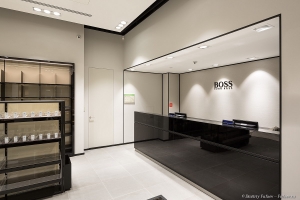 Белая дверь в интерьере магазина. Фото Дмитрия Фуфаева.