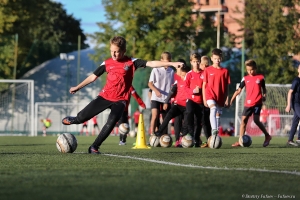 Отработка удара по мячу. Тренировка в детской группе ФК Локомотив.  Фото Дмитрия Фуфаева.