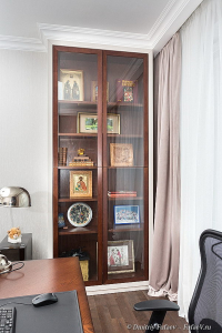 Фотосъемка мебели и интерьеров. Книжный шкаф в кабинете. Фотограф Дмитрий Фуфаев.