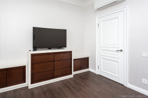 Тумба под телевизор в кабинете. Фотосъемка мебели и интерьеров. Фотограф Дмитрий Фуфаев.