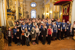 Прихожане во время Божественной Литургии в Никольском соборе в день прославления святителя Николая Чудотворца. Фотограф Дмитрий Фуфаев.