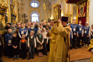 Вынос Святого Писания во время Божественной Литургии в Никольском соборе в день прославления святителя Николая Чудотворца. Фотограф Дмитрий Фуфаев.