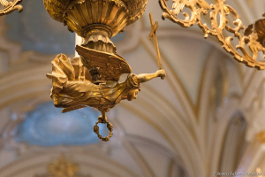 Ангел с венком - фигура под куполом Никольского собора. Фотограф Дмитрий Фуфаев.