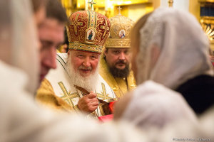 Причастие. Патриарх Кирилл причащает прихожан Николо - Богоявленского собора в Петербурге в день Прославления Николая Чудотворца 19.12.16г. Фотограф Дмитрий Фуфаев.