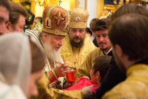 Причастие. Патриарх Кирилл причащает прихожан Николо - Богоявленского собора в Петербурге в день Прославления Николая Чудотворца 19.12.16г. Фотограф Дмитрий Фуфаев.