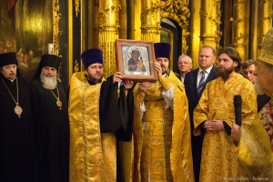Югская икона Божий Матери из Югско-Дорофеевой пустыни - этот монастырь в Ярославской области был затоплен при устройстве Рыбинского водохранилища. Икона была преподнесена Первоиерарху в честь дня памяти святителя Николая Чудотворца и 70-летием. Фотограф на мероприятие Дмитрий Фуфаев.