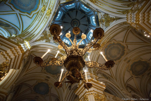 Паникадило и купол Никольского собора в Петербурге. Фото Дмитрия Фуфаева.