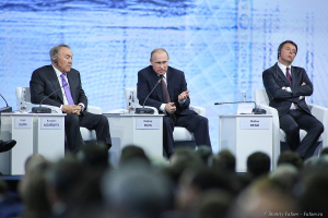 Президент РФ Владимир Путин премьер-министр Италии Маттео Ренци и президент Казахстана Нурсултан Назарбаев в основной день работы Петербургского экономического форума (ПМЭФ) посвященном новой экономической реальности. Ведущий, Фарид Закария, CNN. Фотограф на деловое и официальное мероприятие Дмитрий Фуфаев.