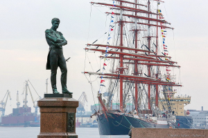 Памятник Ивану Федоровичу Крузенштерну - русскому мореплавателю у Невы, на набережной Лейтенанта Шмидта. Фотограф Дмитрий Фуфаев.