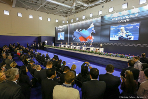Президиум и участники - фото главной пленарной сессии форума «Россия и  центры энергетического влияния: диверсификация в условиях жесткой конкуренции». Фотограф на мероприятие, событие, форум Дмитрий Фуфаев.