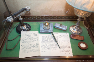 Смольный. Стол в кабинете В.И. Ленина.  Фотограф Дмитрий Фуфаев.