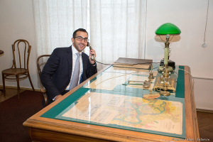 Шейх Шейх Фахим Аль-Касими директор департамента правительственных связей Эмирата Шарджа (ОАЭ) за столом В.И. Ленина в кабинете вождя в Смольном. Фотограф Дмитрий Фуфаев.Фахим Аль-Касими директор департамента правительственных связей Эмирата Шарджа (ОАЭ) за столом В.И. Ленина в кабинете в Смольном. Фотограф Дмитрий Фуфаев.