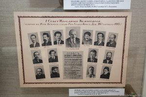 Старинные фотографии в Смольном. Фото Дмитрия Фуфаева.