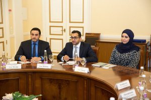 Круглый стол с участием Правительства Санкт-Петербурга. Делегация Эмирата Шарджа (ОАЭ) во главе с директором департамента правительственных связей шейхом Фахимом Аль-Касими посетила Смольный. Сопровождал делегацию фотограф Дмитрий Фуфаев.