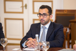 Шейх Фахим Аль-Касими директор департамента правительственных связей Эмирата Шарджа (ОАЭ) во время круглого стола в Смольном. Фотограф на деловое мероприятие Дмитрий Фуфаев.