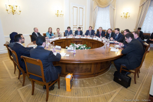 Круглый стол с участием Правительства Санкт-Петербурга и делегации Эмирата Шарджа (ОАЭ) во главе с директором департамента правительственных связей шейхом Фахимом Аль-Касими в Смольном. Фотограф на мероприятие Дмитрий Фуфаев.