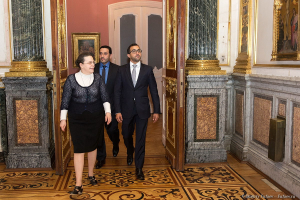 Экскурсия по Эрмитажу. Делегация Эмирата Шарджа (ОАЭ) во главе с директором департамента правительственных связей шейхом Фахимом Аль-Касими в Эрмитаже. Фотограф Дмитрий Фуфаев.