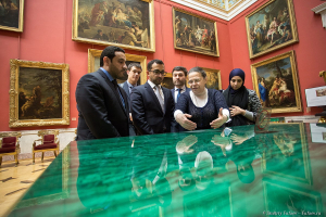 Большой Итальянский просвет. Малахитовая столешница. Изделия русских камнерезов. Экскурсия по Эрмитажу. Делегация Эмирата Шарджа в Эрмитаже. Фотограф Дмитрий Фуфаев.