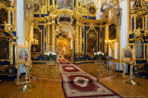 Никольский собор внутри.  Таинство венчания в Никольском соборе. Фотограф на Венчание Дмитрий Фуфаев.