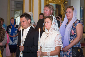 Жених, невеста, свидетели Жених, невеста, свидетели. Таинство венчания в Никольском соборе. Фотограф на Венчание Дмитрий Фуфаев.