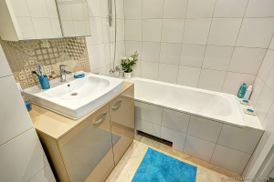 Ванная комната в однокомнатной квартире ЖК Царская столица. Совмещенный санузел. Светлый интерьер с голубыми акцентами. Фотограф Дмитрий Фуфаев.