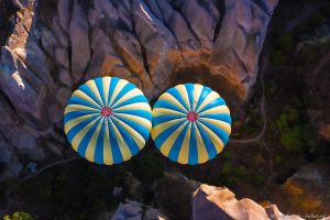 Воздушные шары опустились в ущелье, мы пролетаем над ними. Фотограф на воздушном шаре Дмитрий Фуфаев.