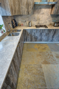 Интерьерная фотосъемка. Кухня с отделкой из натурального камня. Столешница из натурального мрамора Fior di Bosco. Пол выполнен из натурального сланца Multicolor Slate. Интерьерный фотограф Дмитрий Фуфаев, фотосъемка интерьеров с использованием натурального камня.