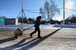 Мальчик везет воду в бидоне . Зимний Иркутск. Репортажный фотограф Дмитрий Фуфаев.
