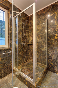 Фотосъемка интерьеров с использованием натурального итальянского мрамора New Saint Laurent, его мы видим на стенах, а пол из цветного сланца Multicolor Slate. Интерьерный фотограф Дмитрий Фуфаев.