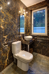 Интерьерная фотосъемка коттеджа в с отделкой из натурального камня. На фото показана отделка санузла мрамором New Saint Laurent.Фотограф Дмитрий Фуфаев.