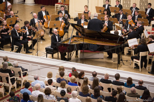 Заслуженный коллектив России академический симфонический оркестр филармонии Дирижер - Александр Титов.  Солист Антон Белоусов (фортепиано). Фотограф на концерт Дмитрий Фуфаев.  Фотосъемка концерта в Большом зале филармонии.