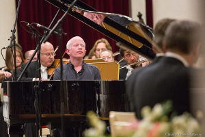 Александр Черноморченко (фортепиано) во время концерта в Большом зале филармонии им. Шостаковича. Фотограф на концерт Дмитрий Фуфаев.