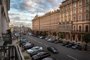Красивый солнечный уютный вид Санкт-Петербурга во время антракта . Фотограф Дмитрий Фуфаев.