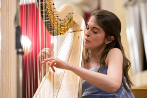 Татьяна Алквати (арфа) Италия в Большом зале филармонии им. Шостаковича во время выступления на открытии Международного творческого фестиваля Шаг Навстречу! Фотограф на концерт Дмитрий Фуфаев.