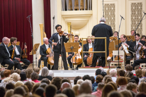 Ким Хун Йонг  скрипка (Республика Корея) в Большом зале филармонии им. Шостаковича во время выступления на открытии Международного творческого фестиваля Шаг Навстречу! Фотограф на концерт Дмитрий Фуфаев.