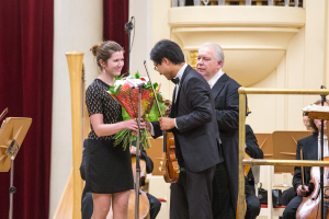 Поздравление после выступления. Ким Хун Йонг скрипач из Кореи на сцене Большого зала филармонии Санкт-Петербурга. Фотограф на концерт Дмитрий Фуфаев.