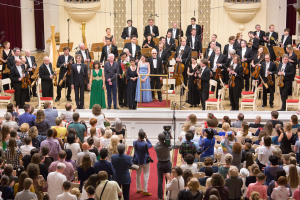 Групповой портрет участников открытия Международного творческого фестиваля Шаг Навстречу! в Большом зале Филармонии. Фотограф на мероприятие Дмитрий Фуфаев.