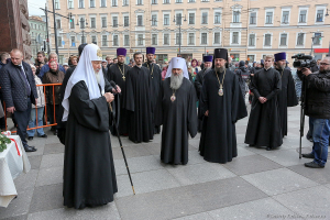 30 апреля в Санкт-Петербурге у станции метро Технологический институт Святейший Патриарх Московский и Всея Руси совершил заупокойную литию о жертвах теракта в Петербургском метро. Фотограф Дмитрий Фуфаев.