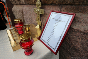 30 апреля в Санкт-Петербурге у станции метро Технологический институт Святейший Патриарх Московский и Всея Руси совершил заупокойную литию о жертвах теракта в Петербургском метро. Были названы все имена погибших.  Фотограф Дмитрий Фуфаев.