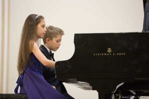 Игра в четыре руки. Выступление в Филармонии. Фотосъемка Дмитрий Фуфаев.