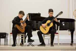 фото Отчетный концерт в Филармонии. Фотосъемка дуэта гитаристов на выступлении. Фотограф Дмитрий Фуфаев.