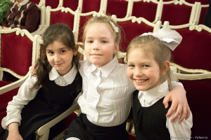 Фото Отчетный концерт детской музыкальной школы. Подруги. Фотограф на концерт Дмитрий Фуфаев.