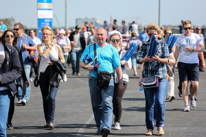 фото Болельщики и зрители идут на стадион «Санкт-Петербург Арена» в Санкт-Петербурге 17 июня 2017 года перед церемонией открытия соревнований на Кубок Конфедераций FIFA 2017. Фото Дмитрий Фуфаев.
