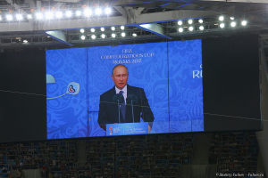 Фото Выступление Президента России Владимира Путина на стадионе в Санкт-Петербурге перед матчем на Кубок Конфедераций Россия - Новая Зеландия - 2:0. Фотограф Дмитрий Фуфаев.