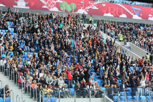 Трибуны болельщиков. Матч группового этапа Кубка конфедераций FIFA 2017 между сборными командами Камеруна и Австралии на стадионе «Санкт-Петербург Арена». Фотограф Дмитрий Фуфаев.