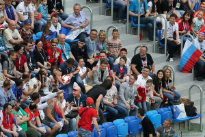 Фото Футбольные болельщики на стадионе в Санкт-Петербурге. Футбол. Игра сборных команд России и Новой Зеландии. Фотограф на спортивное мероприятие Дмитрий Фуфаев.